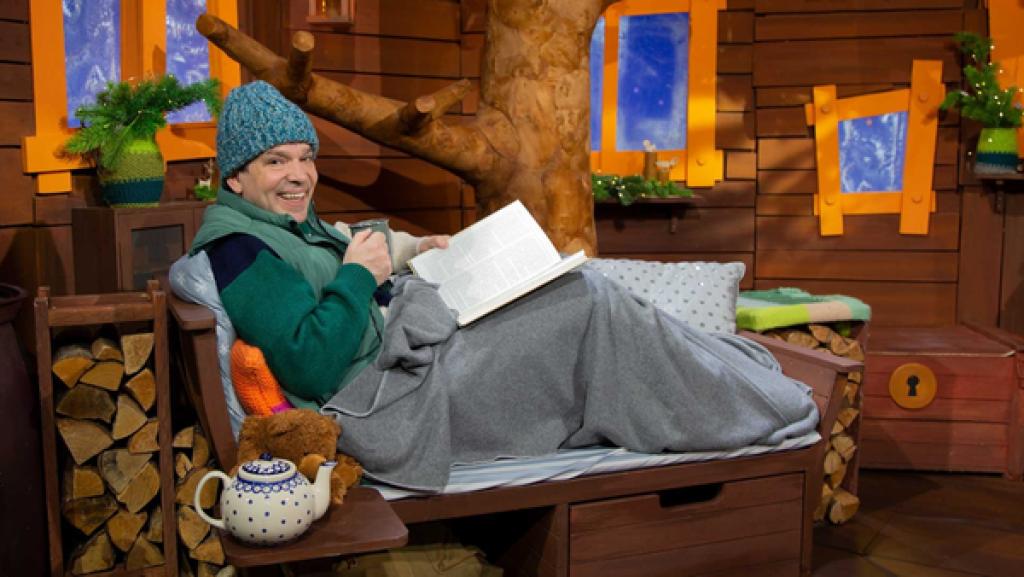 Bei Juri dürfen zum Kuscheln Kuscheldecke, Kissen und der Baumhaus-Bär nicht fehlen.