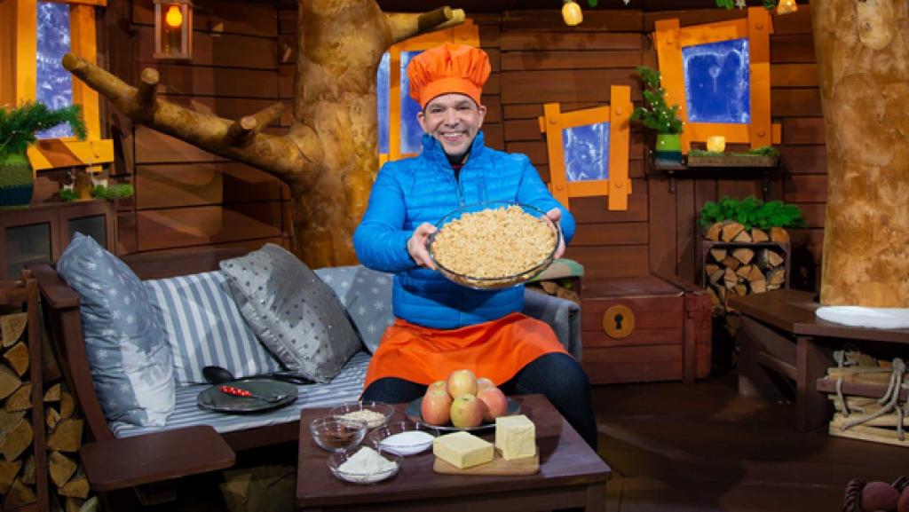 Juri bereitet in seiner Schlemmerstube Apfel-Crumble zu.