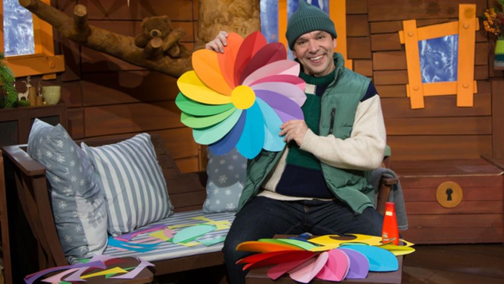 Juri bastelt eine knallbunte Blume, bei der man einfach gunte Laune bekommt.