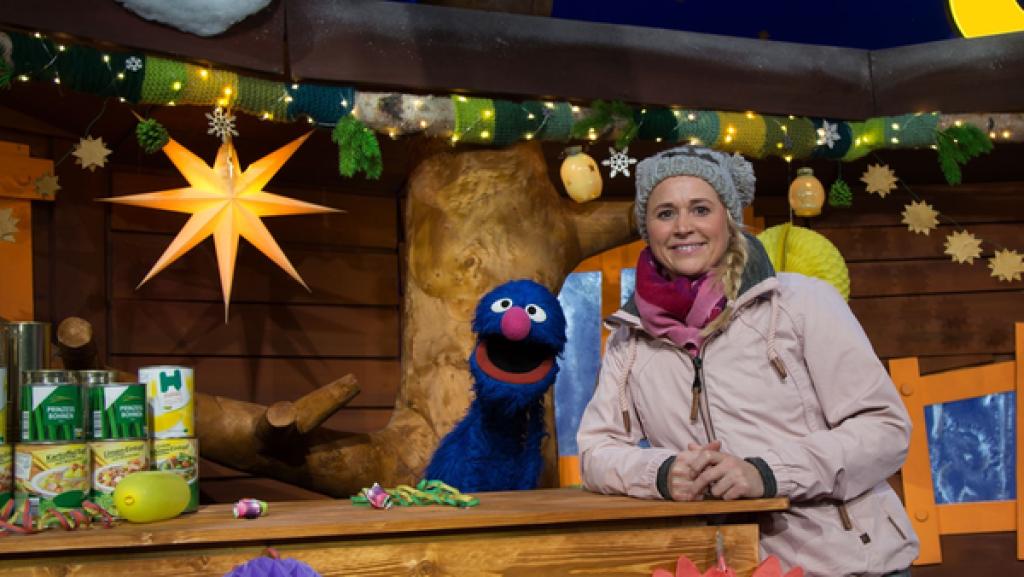 Grobi besucht Singa im Baumhaus und hat eine Menge Dosen dabei. Aber es ist doch ROSENmontag.