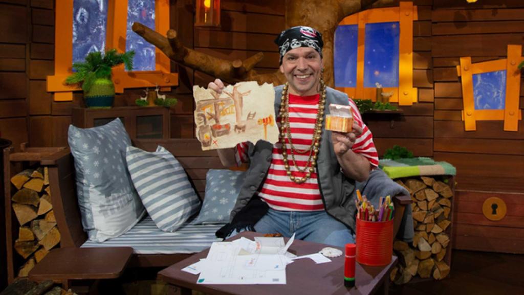 Im Baumhaus bastelt Juri eine kleine Schatzkiste.