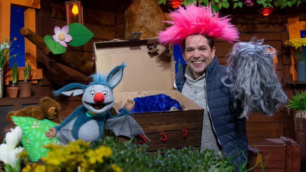 Juri und Fidi lieben es sich zu verkleiden und stöbern in einer großen Vekleidungskiste.