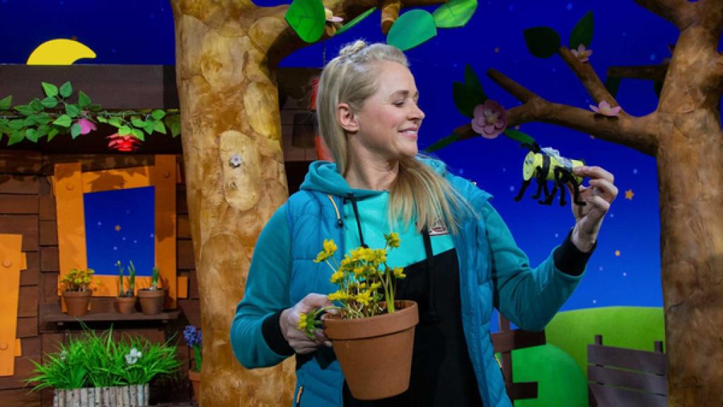 Was hat es mit dem "Bienentanz" auf sich? Singa erklärt es dir und tanzt selbst durch das Baumhaus.