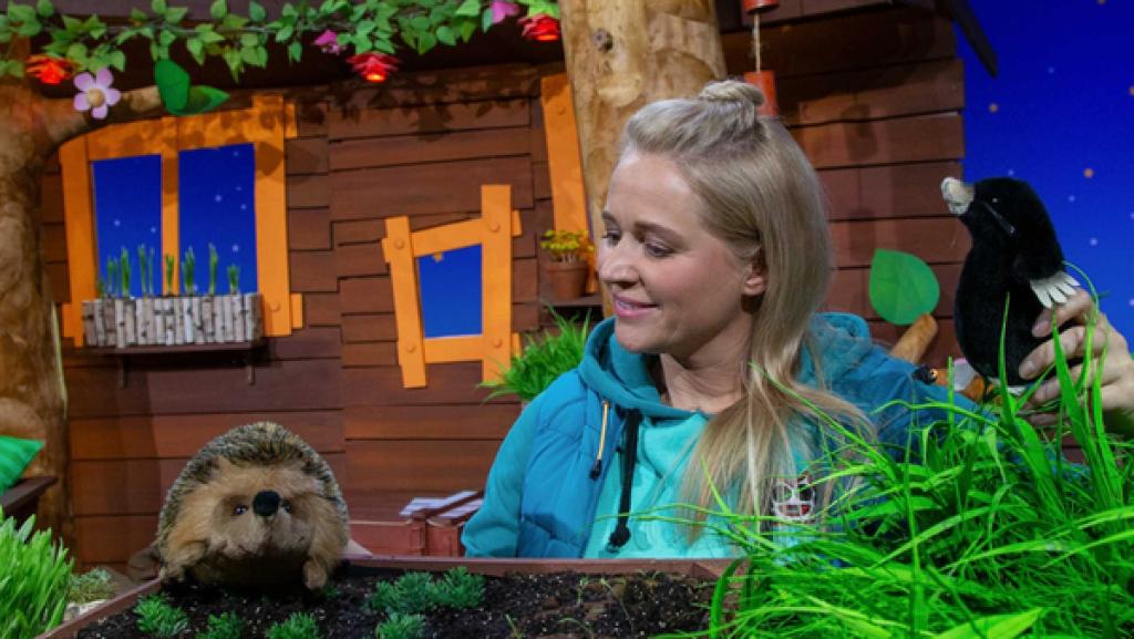 Singa überlegt, was die Tiere aus ihrem Garten im Winter gemacht haben.