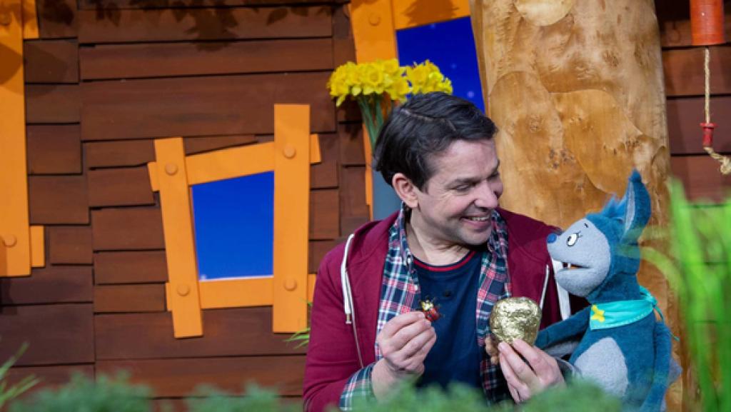 Juri und Fidi spielen das Märchen von Hans im Glück nach.