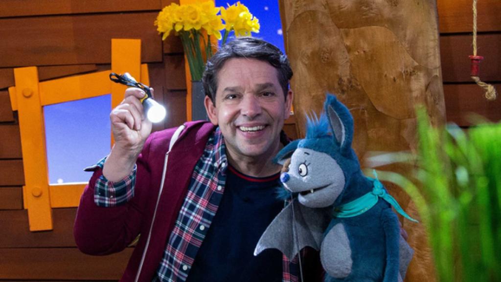 Juri bereitet sich auf die Earth Hour vor und macht das Licht im Baumhaus dunkel. Fidi freut sich über die Dunkelheit.