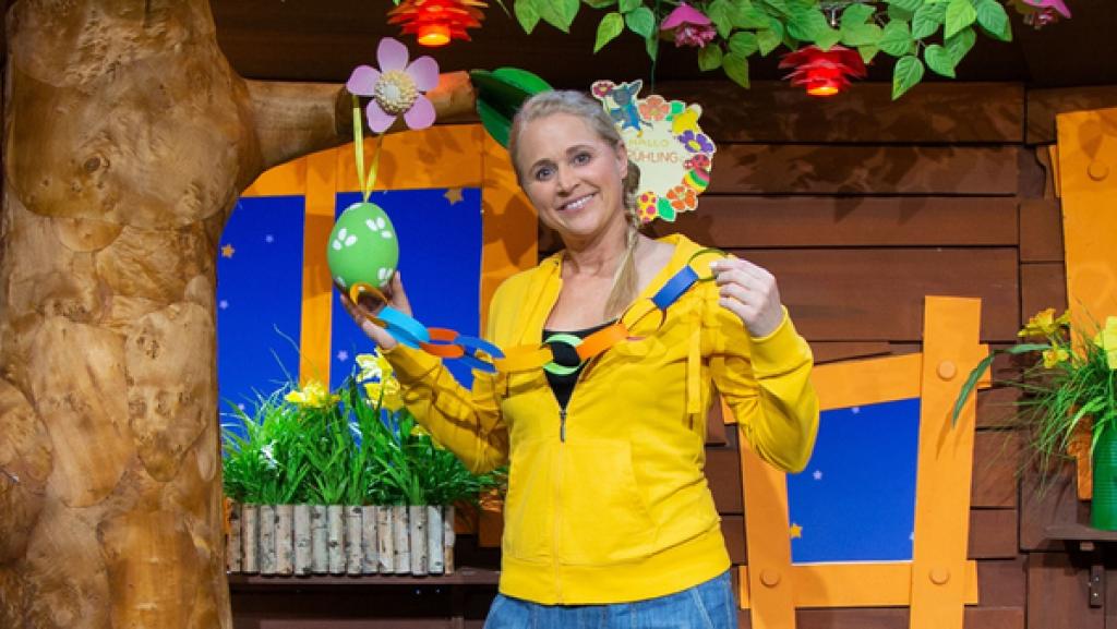 Singa kann es kaum erwarten, endlich auf Ostereiersuche zu gehen. Und damit ihr das Warten nicht zu lang wird, hat sie sich eine "Wie lange noch"-Girlande gebastelt.