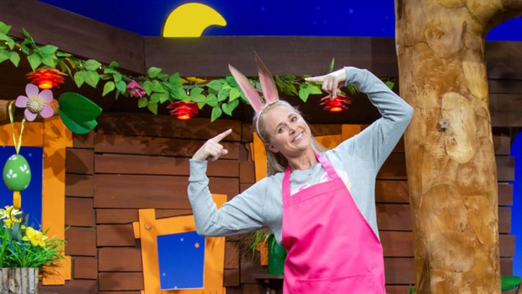 Singa zeigt dir, wie du Osterhasenohren selber basteln kannst.