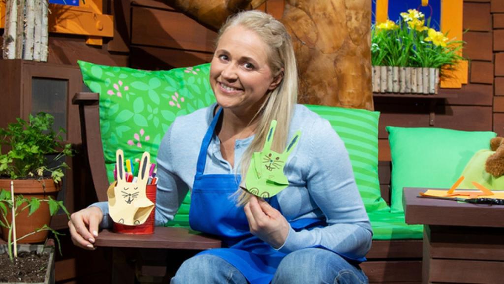 Beim Tischschmuck fehlt noch ein Hase, stellt Singa fest. Und da hat sie auch schon eine Bastelidee.