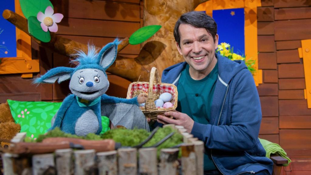 Fröhliches Ostereiersuchen im Baumhaus. Am besten geht das mit dem Osterlied! Sing doch mit!