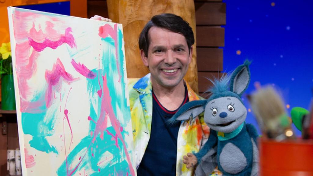 Juri möchte ein Bild malen. Schließlich ist Weltkunsttag! Fidi kommt dazu und findet das toll.