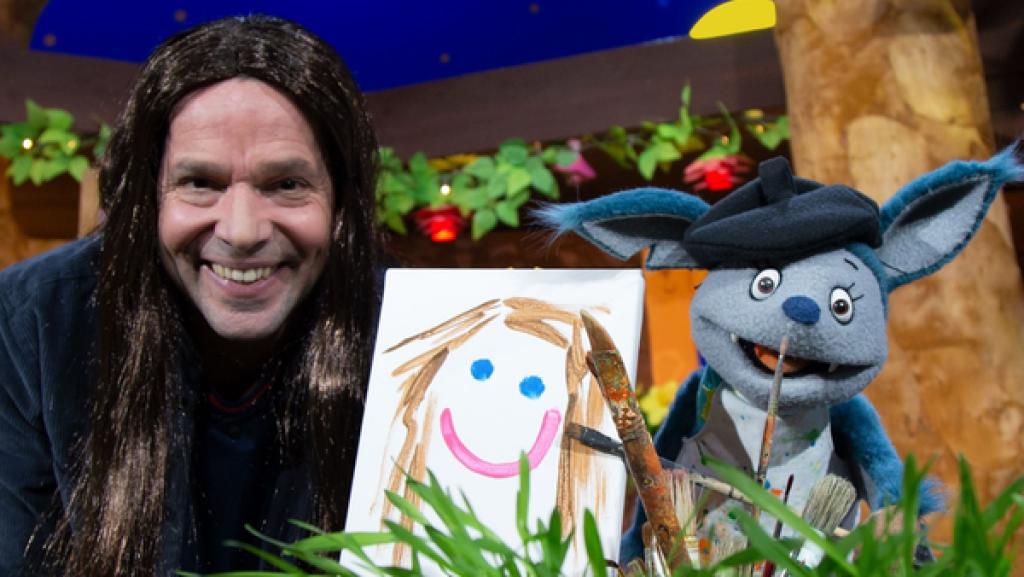 Fidi ist der Maler Leonardo Da Vinci. Der hat das berühmte Bild „Mona Lisa“ gemalt. Juri spielt die Mona Lisa und lässt sich von Fidi abmalen.