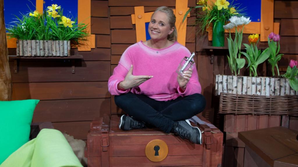 Singa zeigt ein Dings, das in der Mitte eine Art Hülse aus Metall hat.