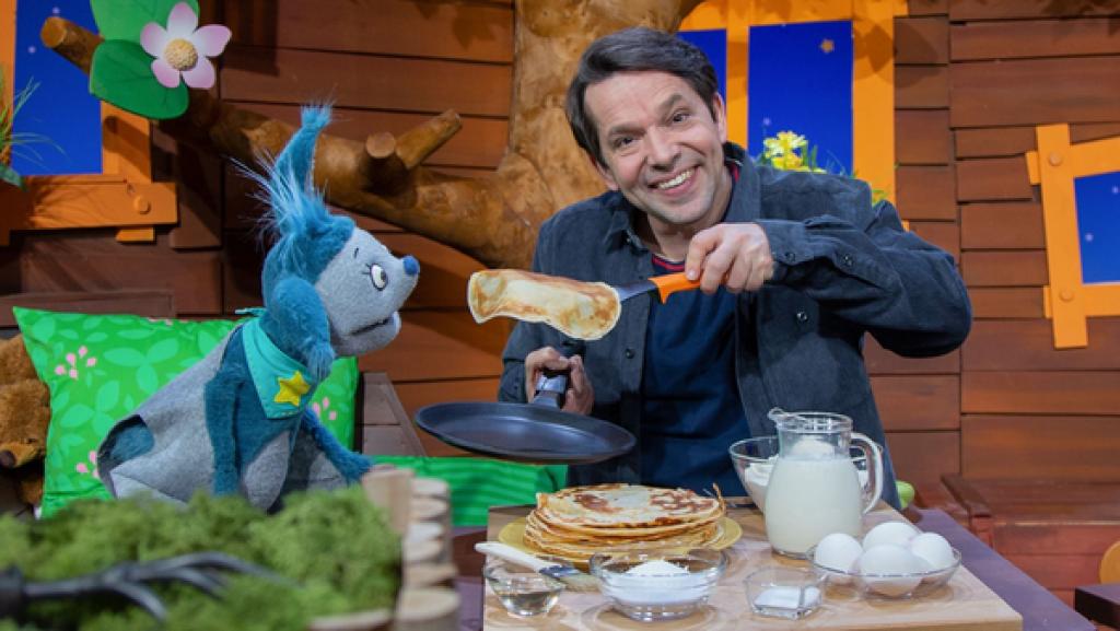 Juri hat Lust auf Pfannkuchen und zeigt Fidi, wie sie „fliegen“ können.