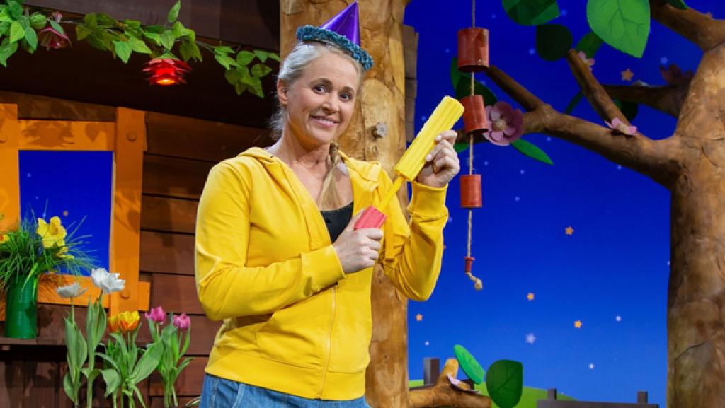 Singa feiert im Baumhaus Songkran - das thailändische neue Jahr.