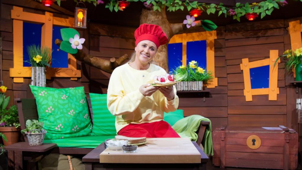 Singa bereitet kleine Radieschen-Mäuse zu.