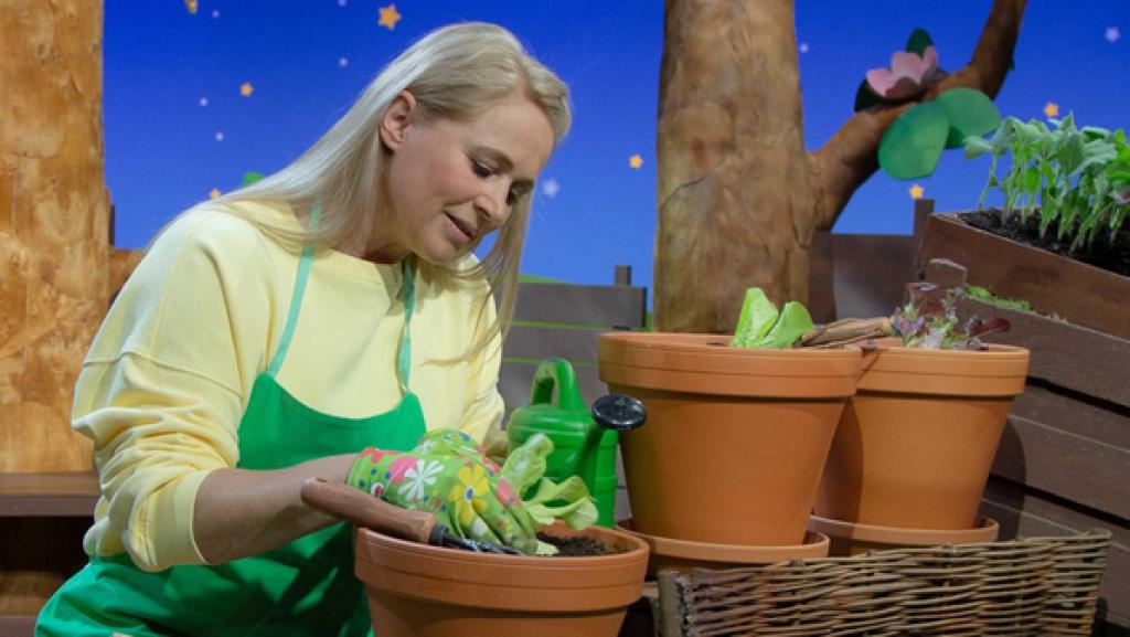 Möchtest du auch gerne mal selbst etwas pflanzen? Dann schau genau zu, wie Singa es macht!