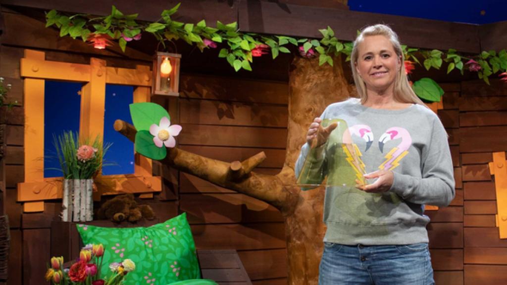 Singa spielt wieder ihr Spiel "Singas Sonderbare Sachen" und zeigt diesmal ein Dings, das ein bisschen aussieht wie ein Hut und oben ein Loch hat.