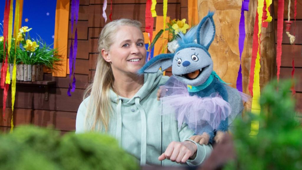 Fidi und Singa tanzen gern, und Fidi zeigt Singa einen besonders lustigen Tanz, den sie sich bei Menschen abgeguckt hat.