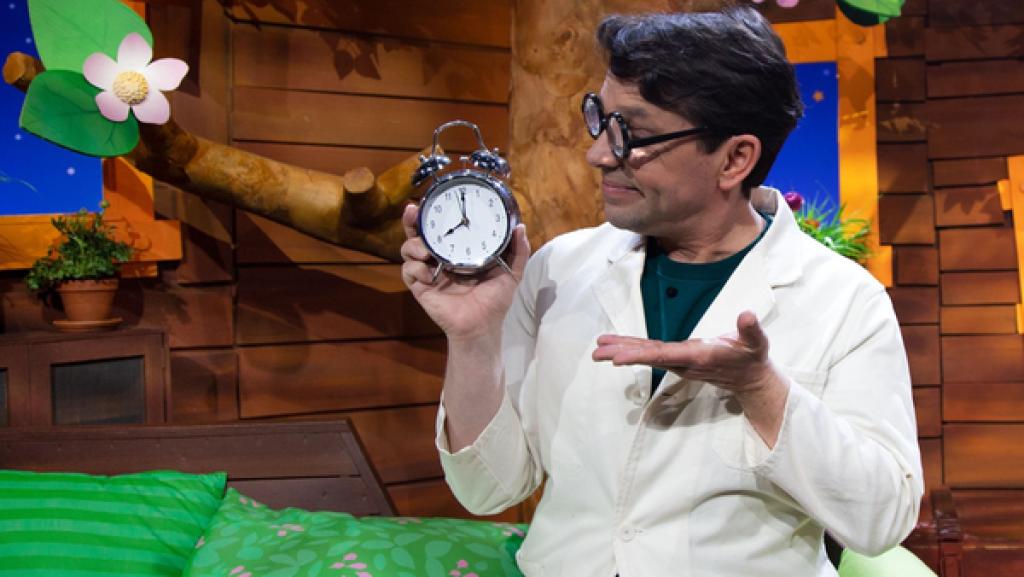 Professor Juri erklärt das Uhrenlesen.