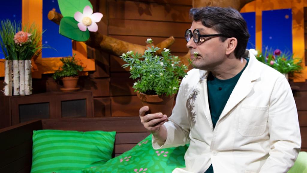 Professor Juri erklärt, dass ein Waldmeister eine Baumschule besuchen und die Waldgesellenprüfung ablegen, bevor er Meister werden kann.