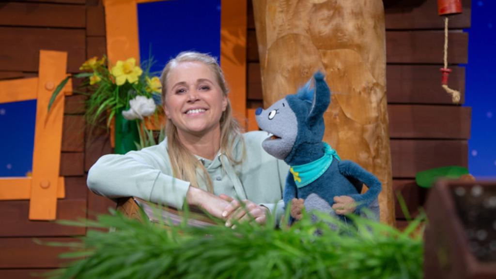 Singa zieht aus der Verkleidungskiste einen Piratenhut und eine Augenklappe. Das Verkleidungsspiel mit Fidi kann beginnen!