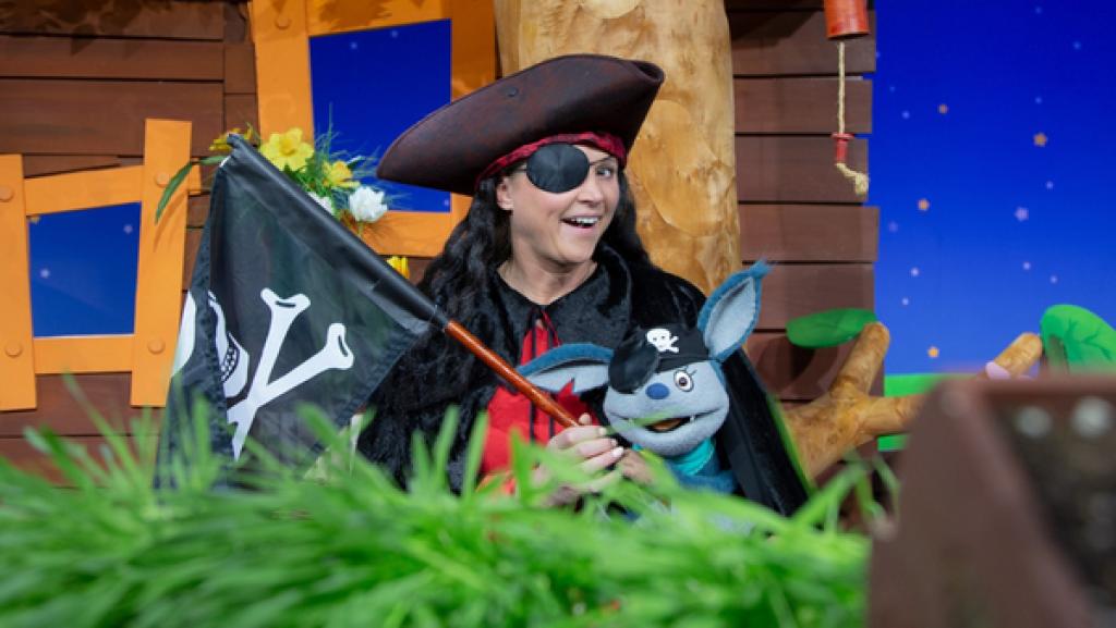 Fidi und Singa spielen Piratinnen. Ahoi und alle Segel setzen.