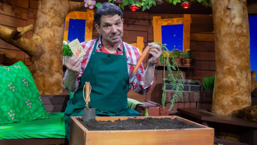 Weil Singa so gerne Möhren isst, sät Juri für sie Möhrensamen aus.