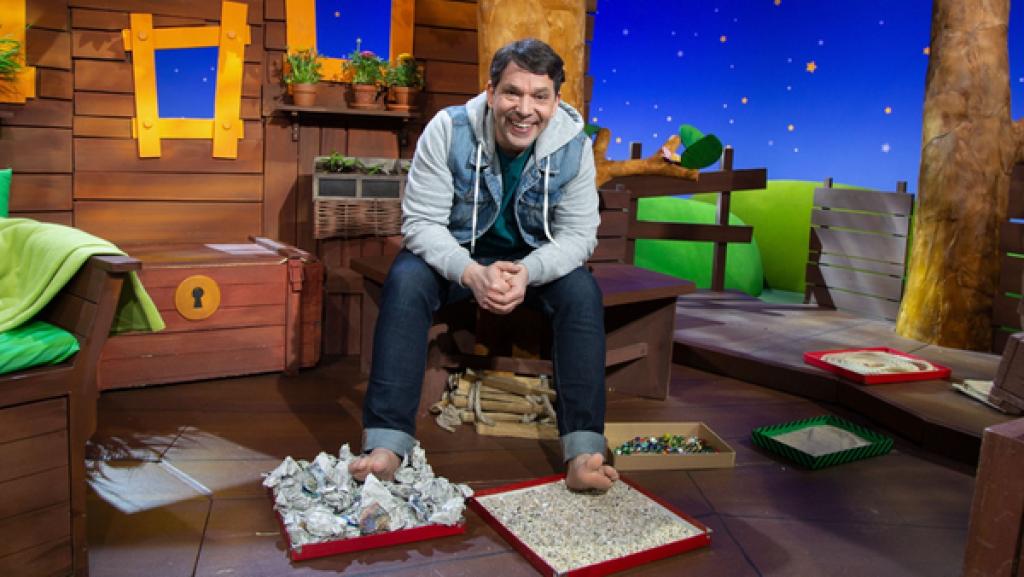 Juri zeigt, wie man sich aus verschiedenen Materialien einen eigenen Barfußpfad bauen kann.