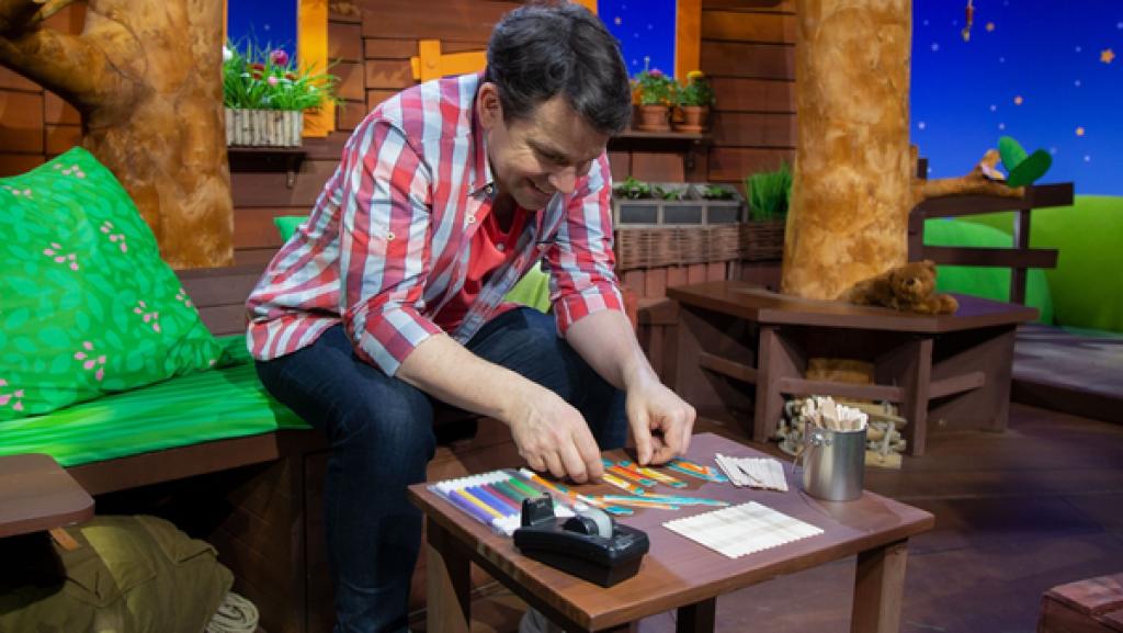 Du brauchst nur ein paar Eisstielchen aus Holz, dann kannst du dir daraus ein Puzzle basteln, wie es Juri hier vormacht.