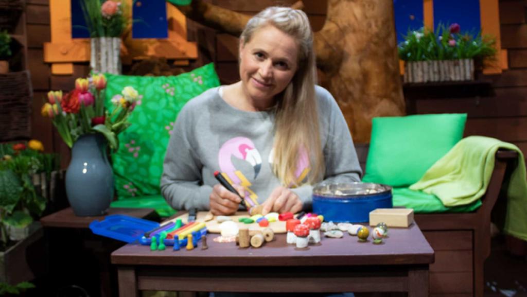 Singa macht es Spaß, mit selbstgebastelten Spielfiguren zu spielen.