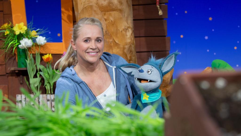 Singa zeigt Fidi, wie man einen Purzelbaum macht.