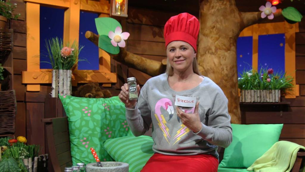 Singa zeigt dir, wie man aus getrockneten Kräutern selbst Kräutersalz herstellt.