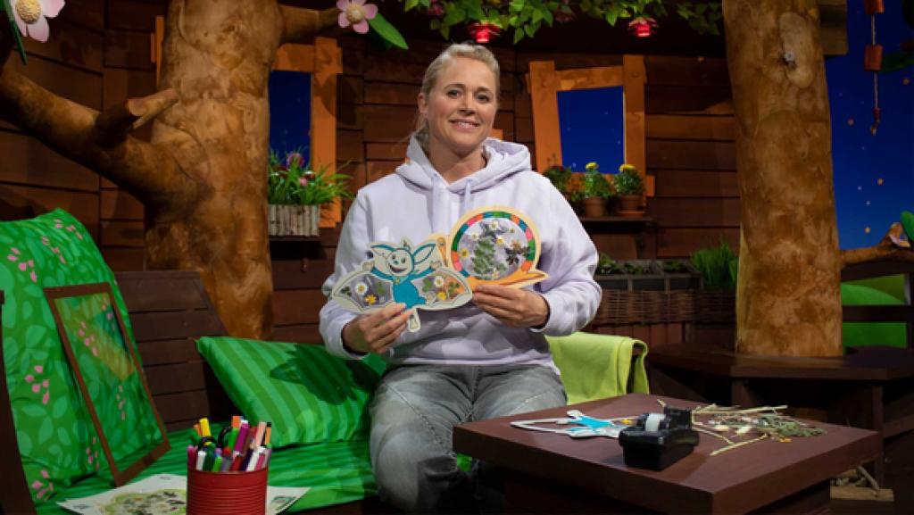 Singa hat eine tolle Bastelidee für dich: Ein Fensterbild mit Blumen darin.