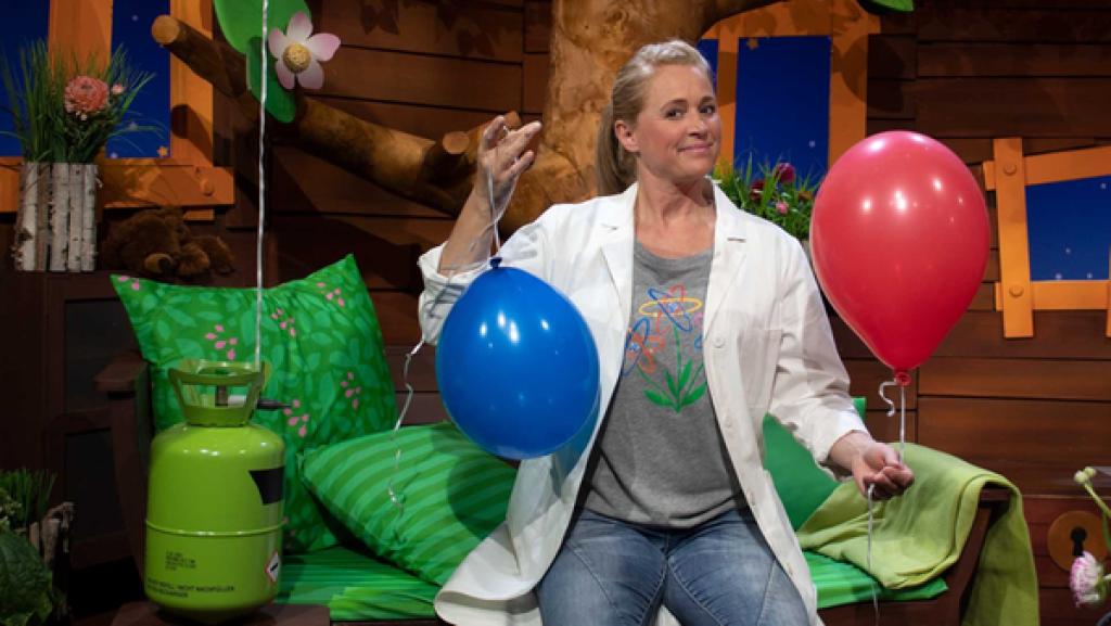 Singa will herausfinden, warum manche Luftballons nach oben steigen und manche am Boden bleiben.