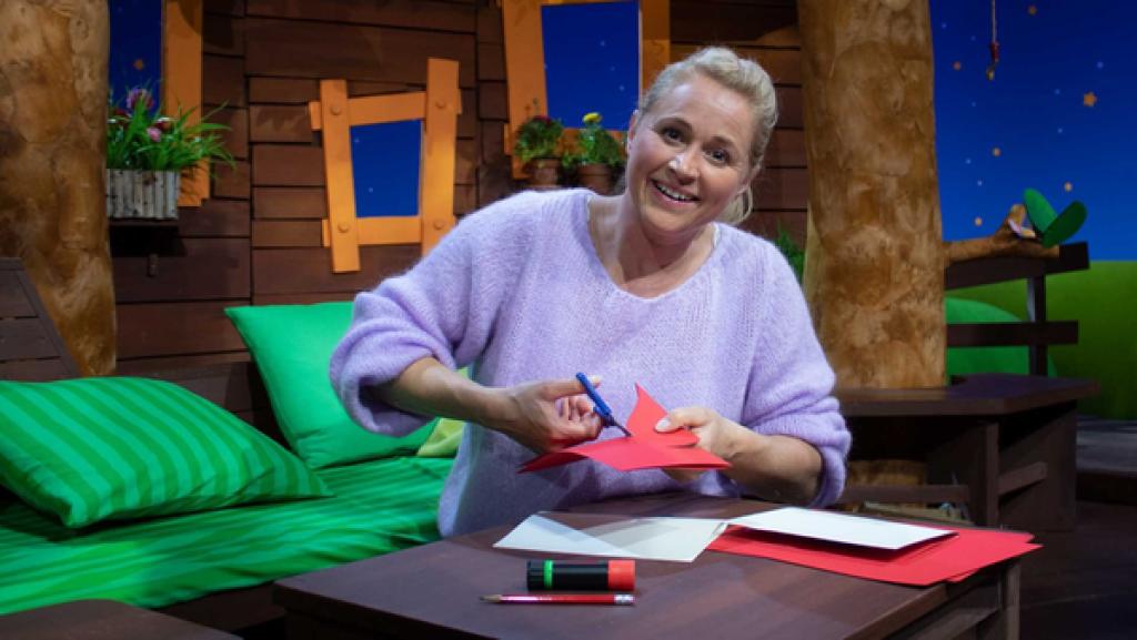 Singa zeigt, wie ihr eine schöne Herzkarte zum Vatertag basteln könnt.