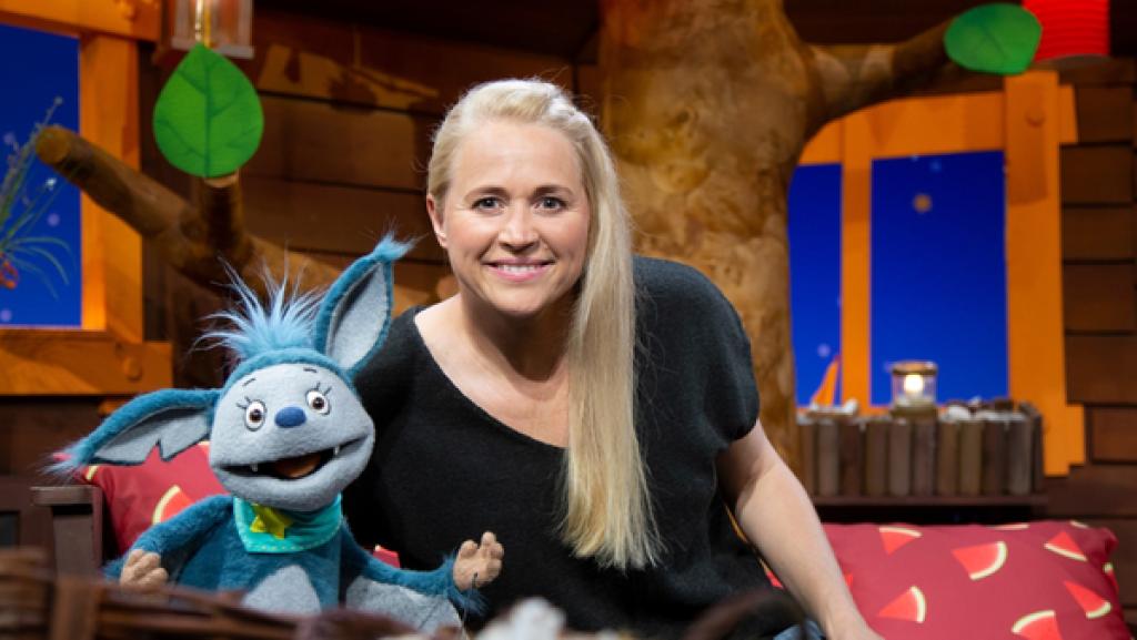 Eine Amsel hat so schön im Baumhaus-Baum gesungen, dass Singa sie aufgenommen hat. Ob Fidi wohl übersetzen kann, was die Amsel gesungen hat?