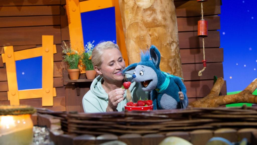 Fidi fragt sich, warum die Sommerbeeren so heißen wie sie heißen.