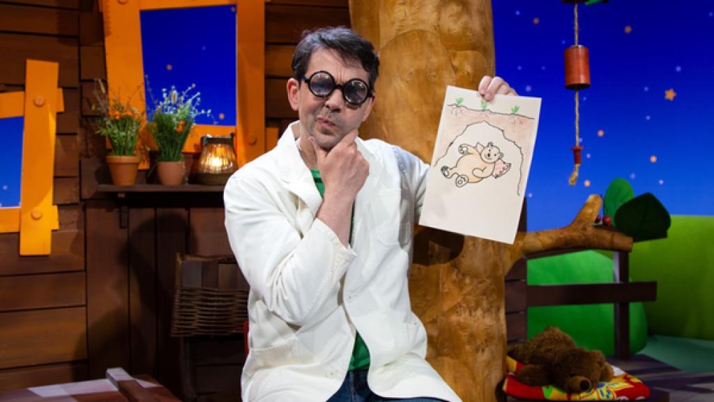 Die Erdbären sind sehr scheu und leben in Erdhöhlen, behauptet Professor Juri.