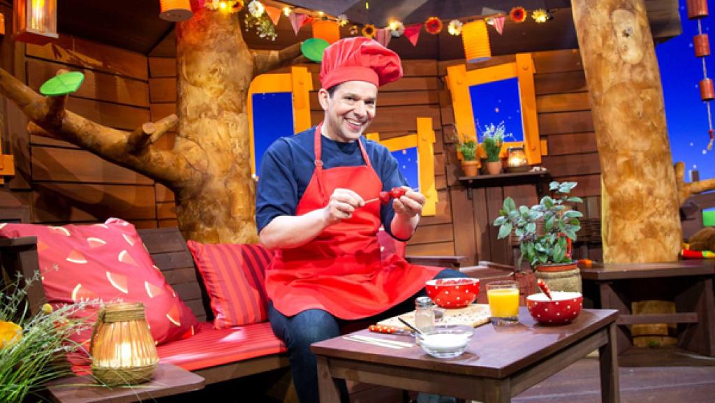 Juri liebt Erdbeeren und probiert verschiedene Rezepte aus.