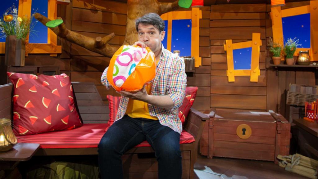 Juri zeigt dir, wie man einen Wasserball richtig aufpustet.