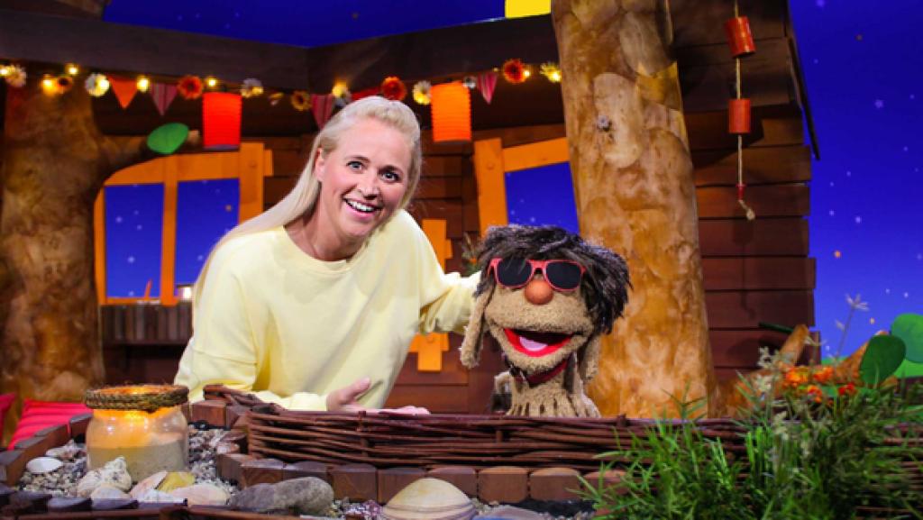 Moppi ist zu Besuch im Baumhaus eingetroffen.