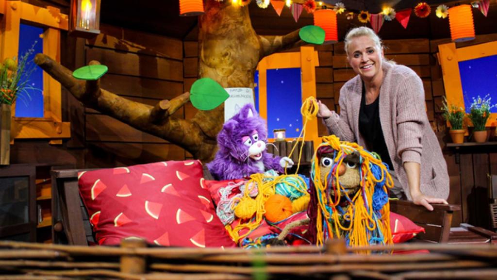 Moppi versucht, MiWau ein paar coole Hundesachen beizubringen.