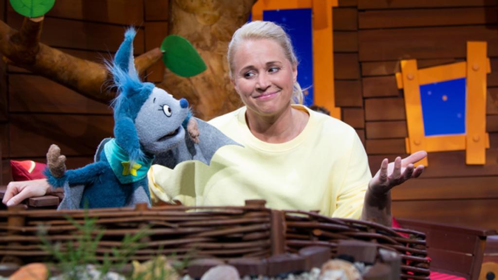 Wie soll Fifi nur wieder an ihren Flederball drankommen, der in den Teich gefallen ist?