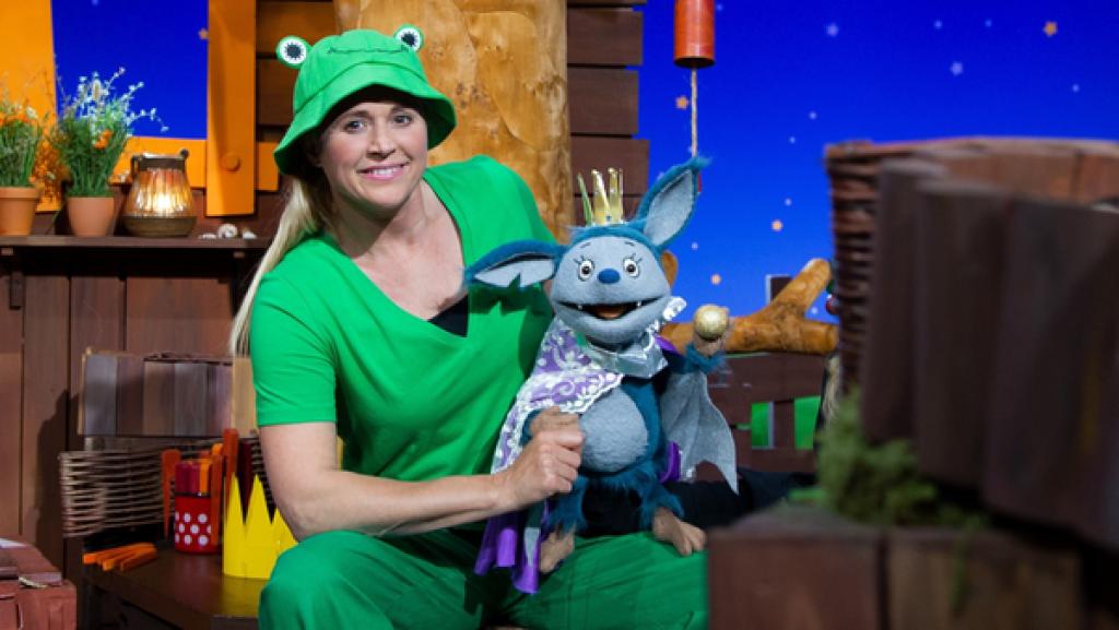 Fidi und Singa spielen Froschkönig.