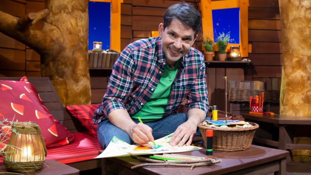 Juri zeigt, wie man eine Sonnenuhr bastelt.