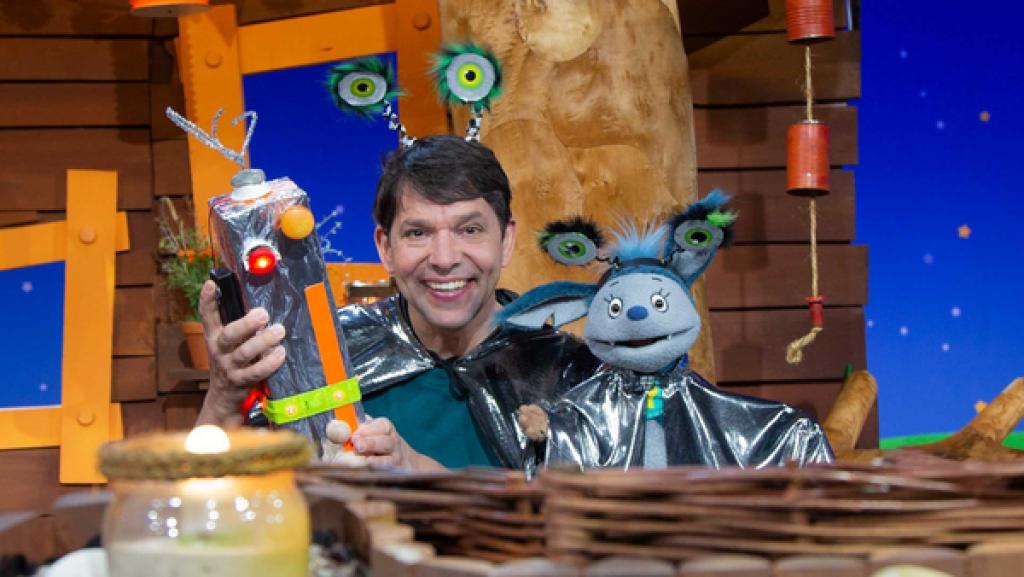 Fidi und Juri haben silberne Umhänge und lustige grüne Antennen mit Kulleraugen auf dem Kopf. Was spielen sie wohl?