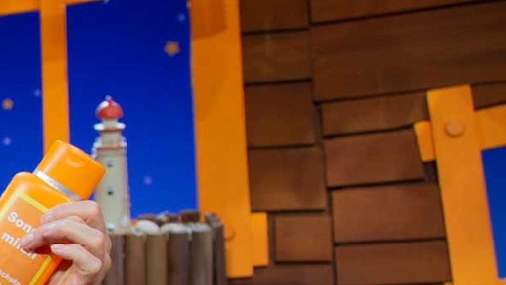 Singa bereitet ein Fest für draußen vor.