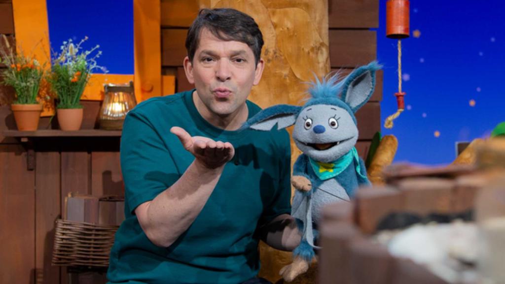 Zum Tag des Kusses  bekommt Fidi von Juri gleich einen dicken Kuss auf die Wange.