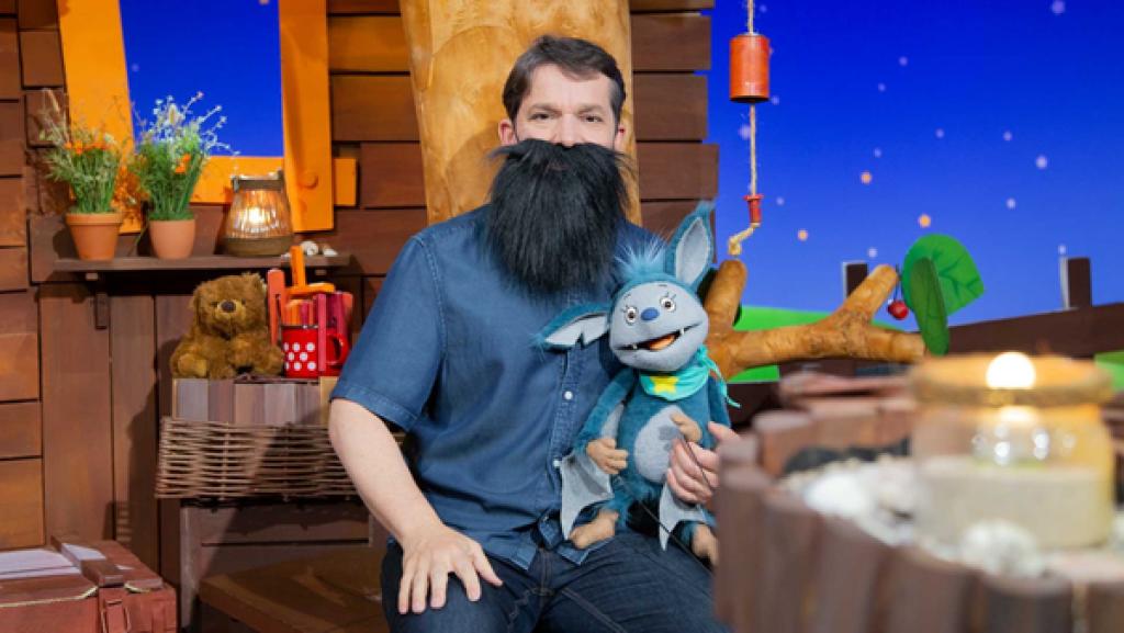 Fidi findet es sehr lustig, dass Juri Haare im Gesicht wachsen.